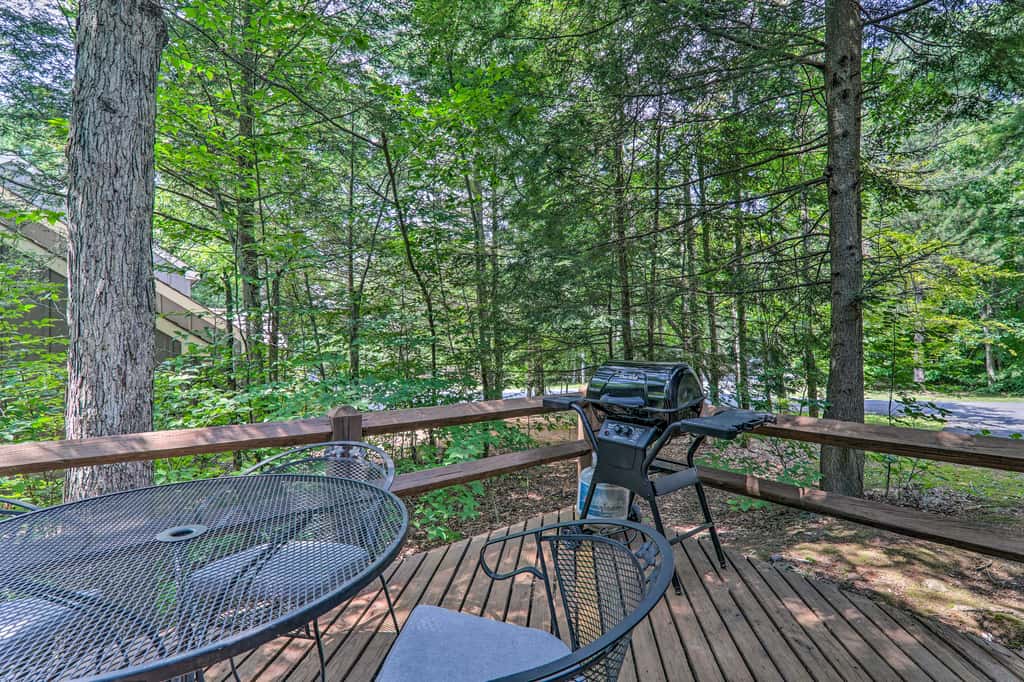 Unwind Fireside & Walk to Slopes! Poconos Getaway