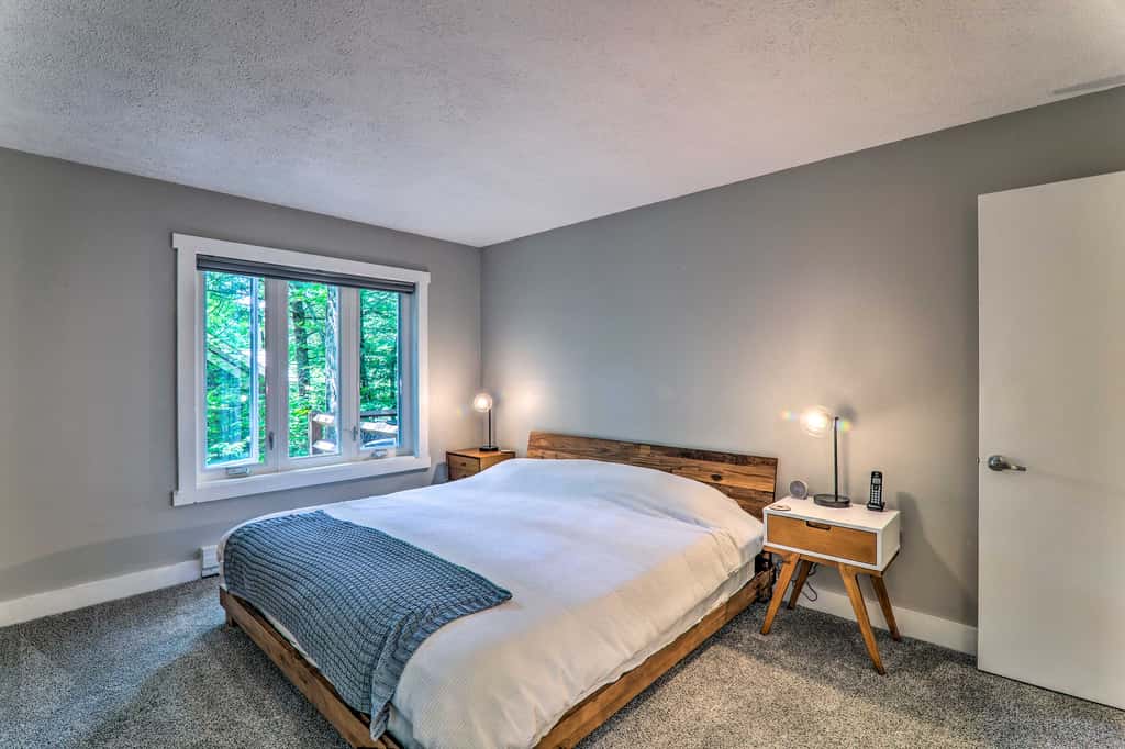 Unwind Fireside & Walk to Slopes! Poconos Getaway