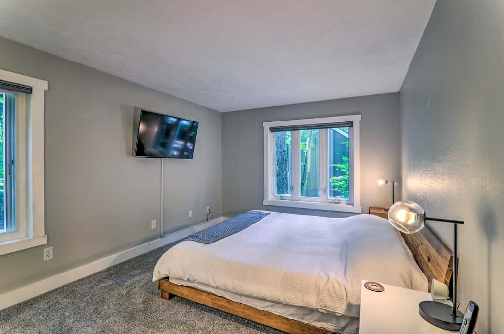 Unwind Fireside & Walk to Slopes! Poconos Getaway
