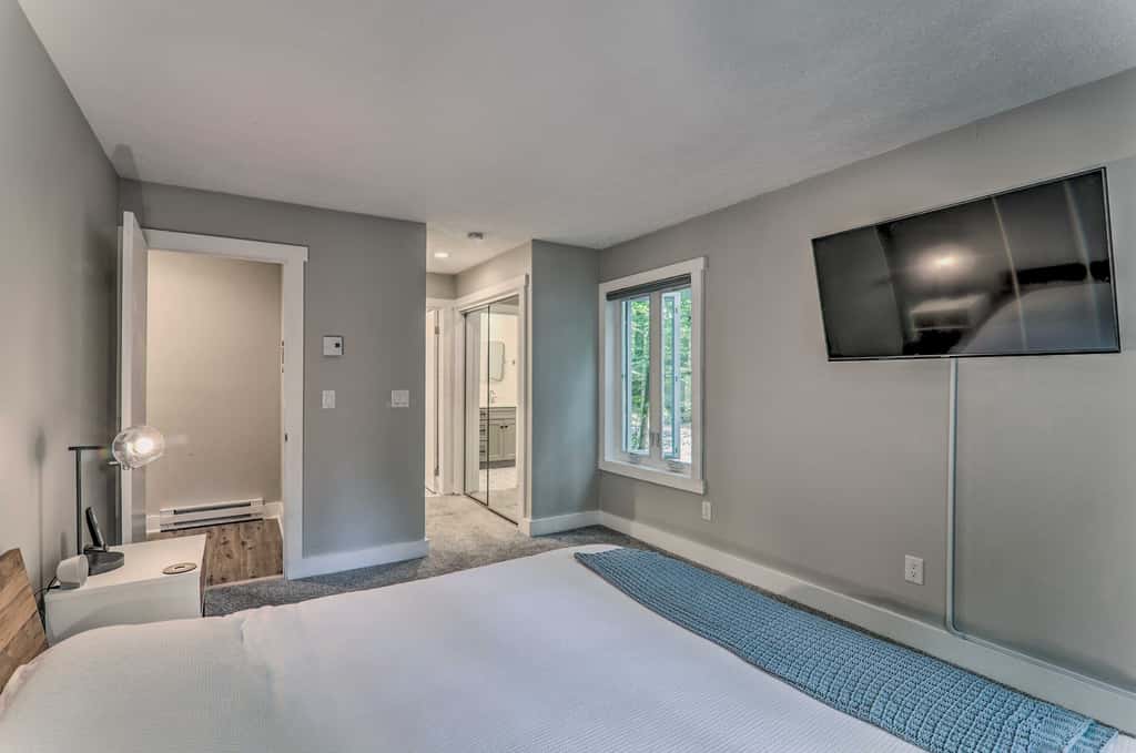 Unwind Fireside & Walk to Slopes! Poconos Getaway