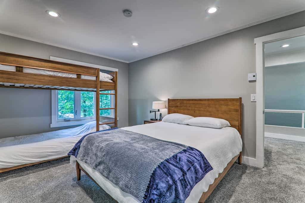 Unwind Fireside & Walk to Slopes! Poconos Getaway
