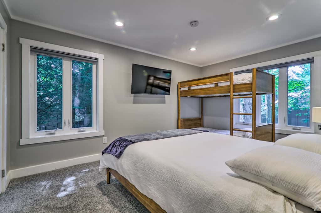 Unwind Fireside & Walk to Slopes! Poconos Getaway