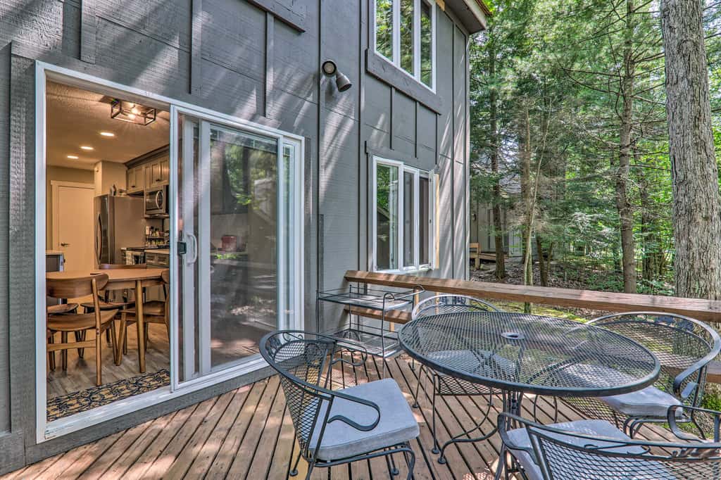 Unwind Fireside & Walk to Slopes! Poconos Getaway