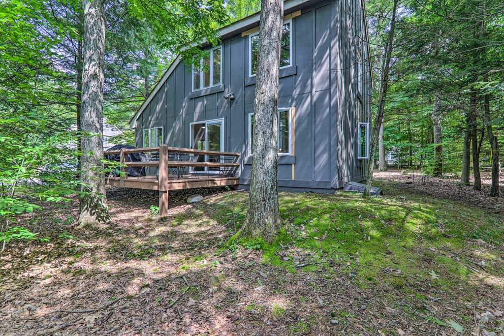 Unwind Fireside & Walk to Slopes! Poconos Getaway