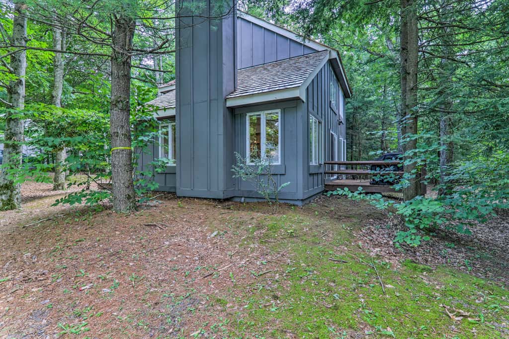 Unwind Fireside & Walk to Slopes! Poconos Getaway
