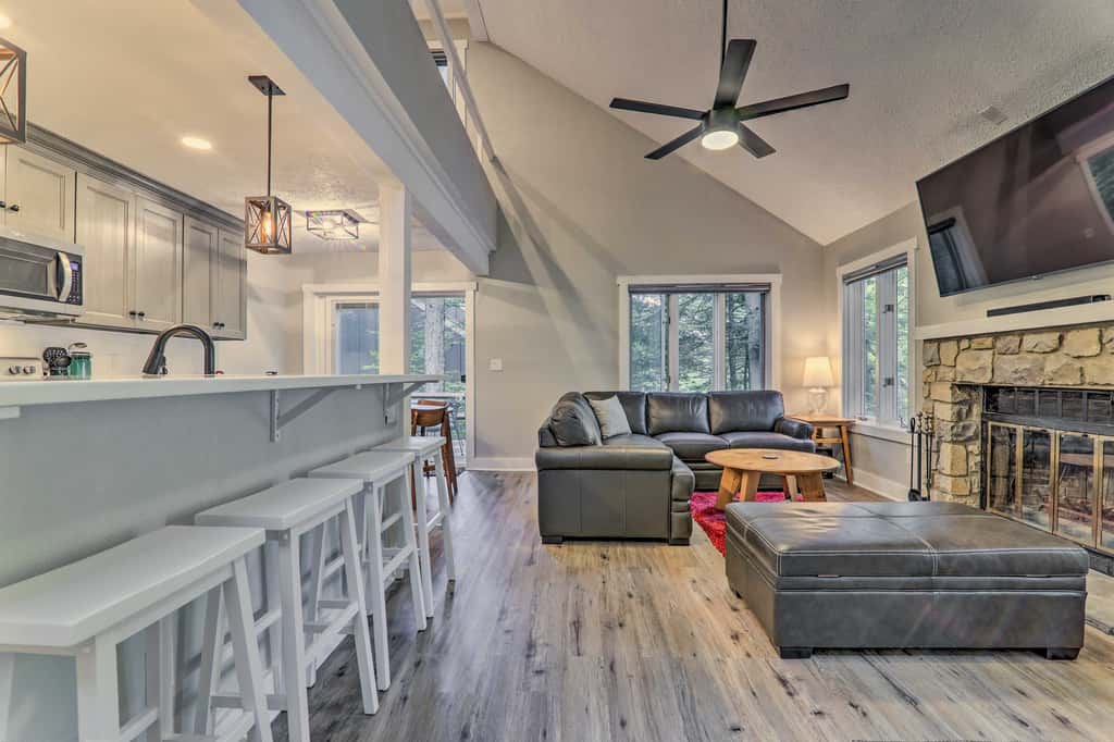 Unwind Fireside & Walk to Slopes! Poconos Getaway