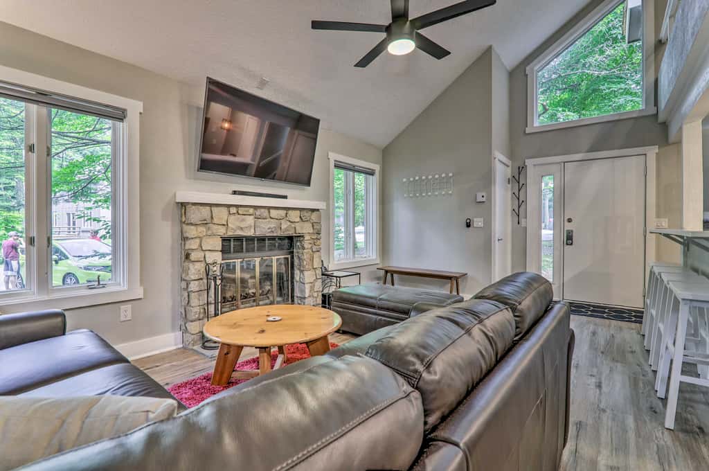 Unwind Fireside & Walk to Slopes! Poconos Getaway