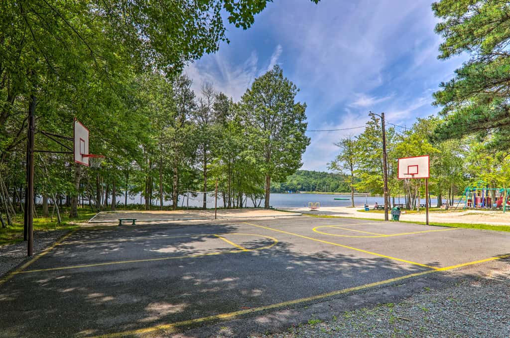 Fire Pit & Community Perks: Blakeslee Cottage!