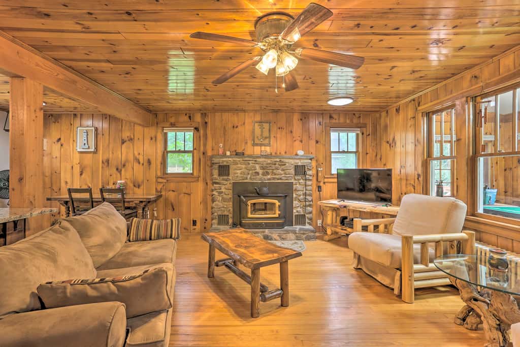 Steps to Lake: Tafton Cottage w/ Fire Pit & Grill