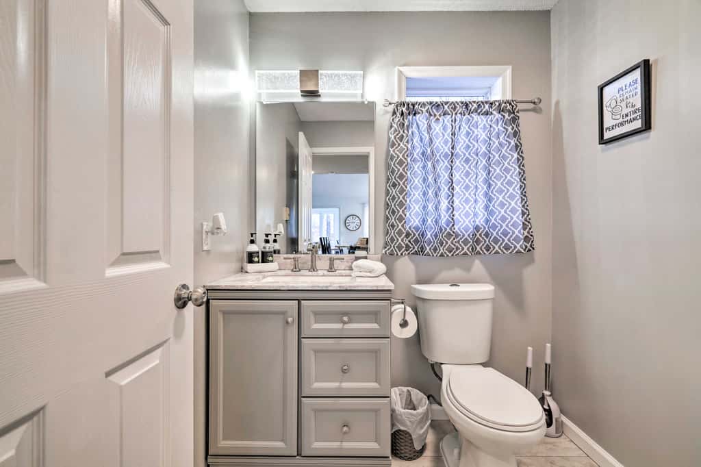 Hot Tub, Fire Pit & Game Room: Tobyhanna Home!