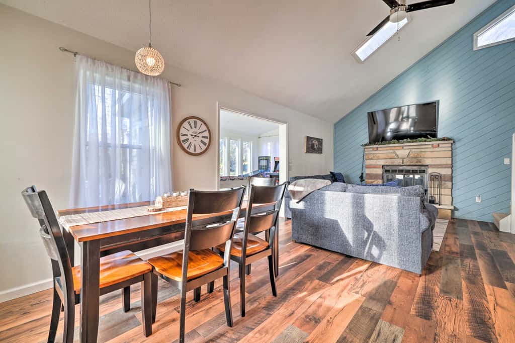 Hot Tub, Fire Pit & Game Room: Tobyhanna Home!