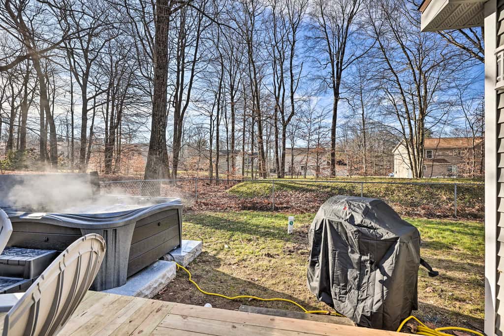 Hot Tub, Fire Pit & Game Room: Tobyhanna Home!