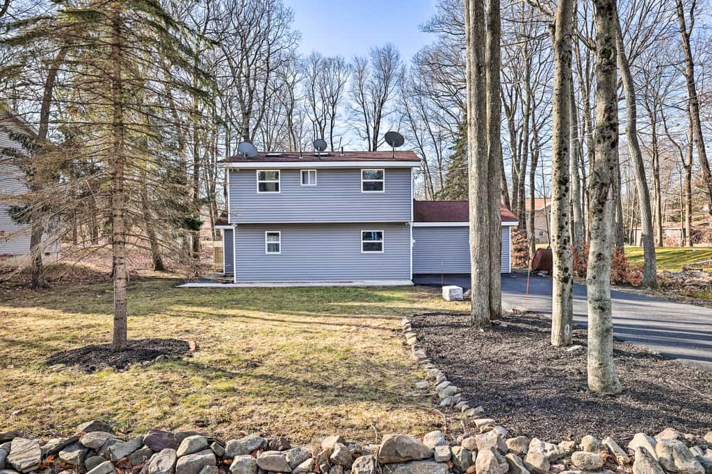 Hot Tub, Fire Pit & Game Room: Tobyhanna Home!
