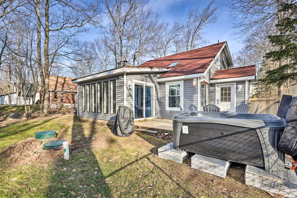 Hot Tub, Fire Pit & Game Room: Tobyhanna Home!
