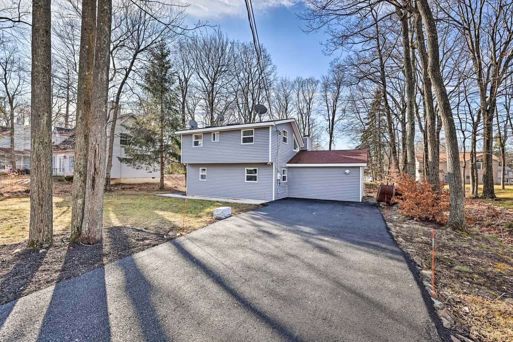 Hot Tub, Fire Pit & Game Room: Tobyhanna Home!