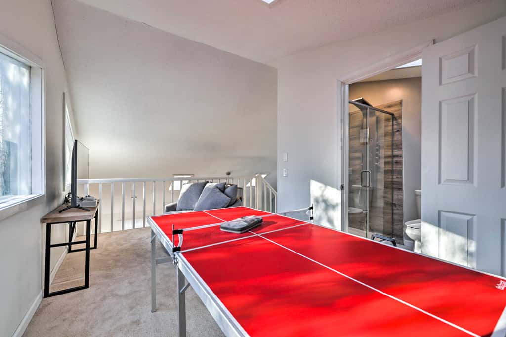 Hot Tub, Fire Pit & Game Room: Tobyhanna Home!