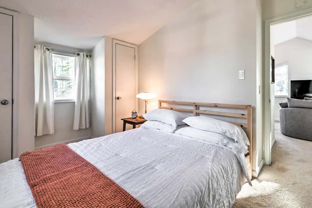 Hot Tub, Fire Pit & Game Room: Tobyhanna Home!