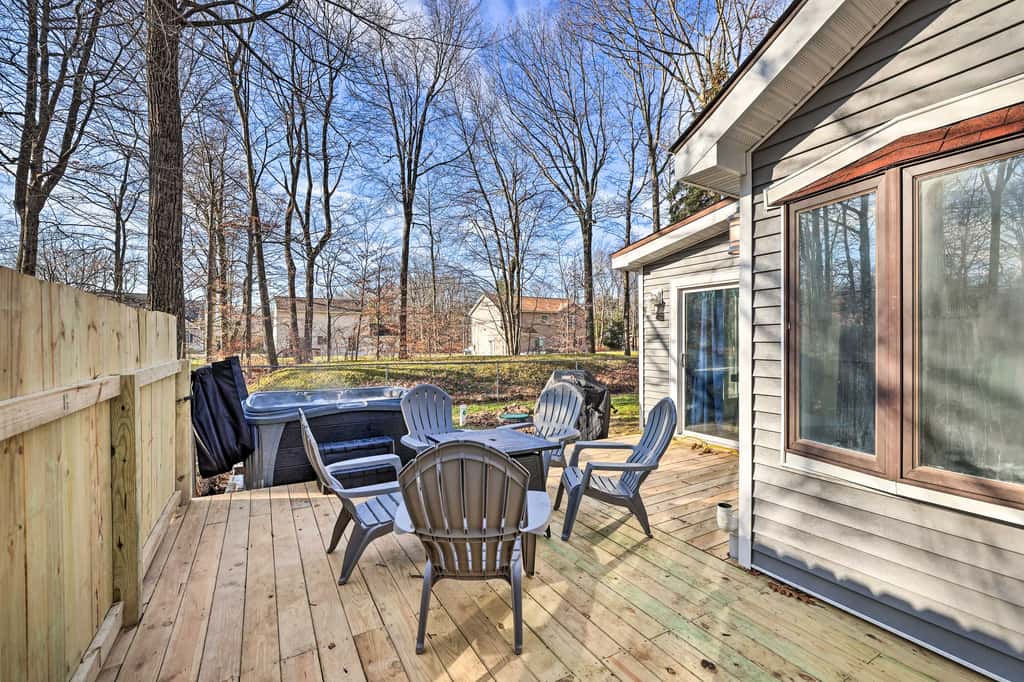 Hot Tub, Fire Pit & Game Room: Tobyhanna Home!