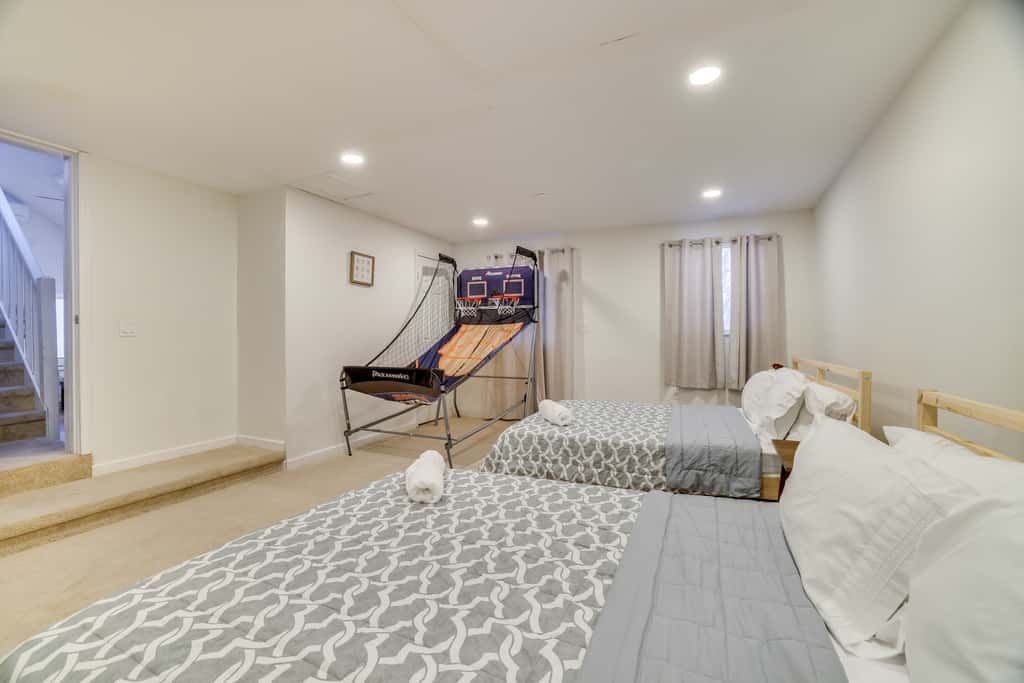 Hot Tub, Fire Pit & Game Room: Tobyhanna Home!