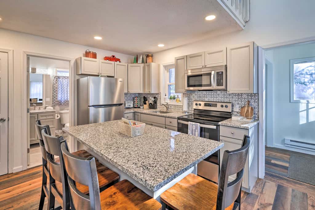 Hot Tub, Fire Pit & Game Room: Tobyhanna Home!