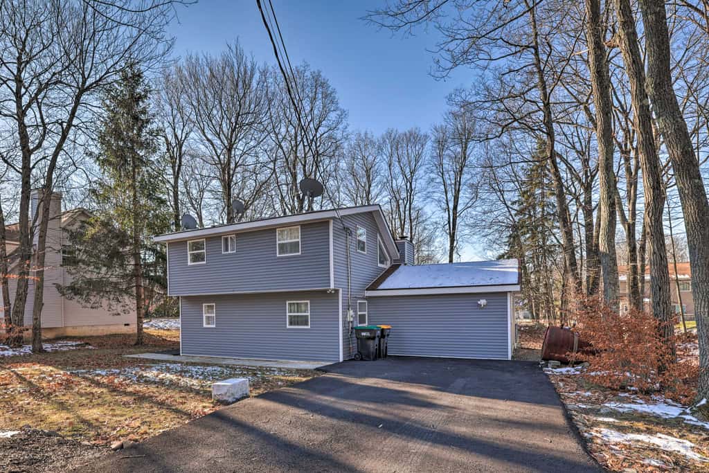 Hot Tub, Fire Pit & Game Room: Tobyhanna Home!
