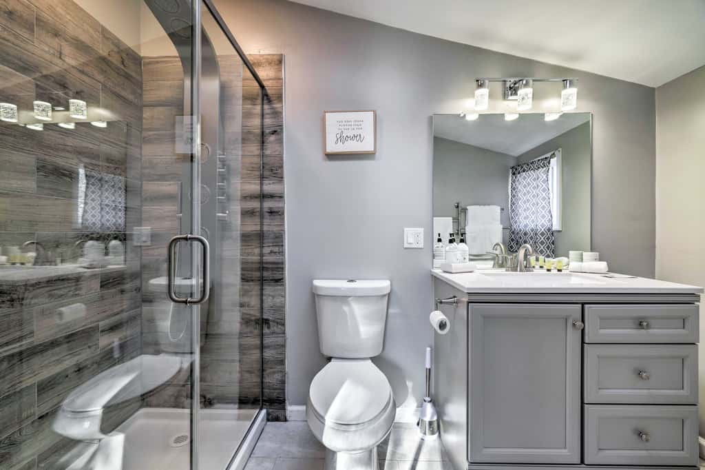 Hot Tub, Fire Pit & Game Room: Tobyhanna Home!