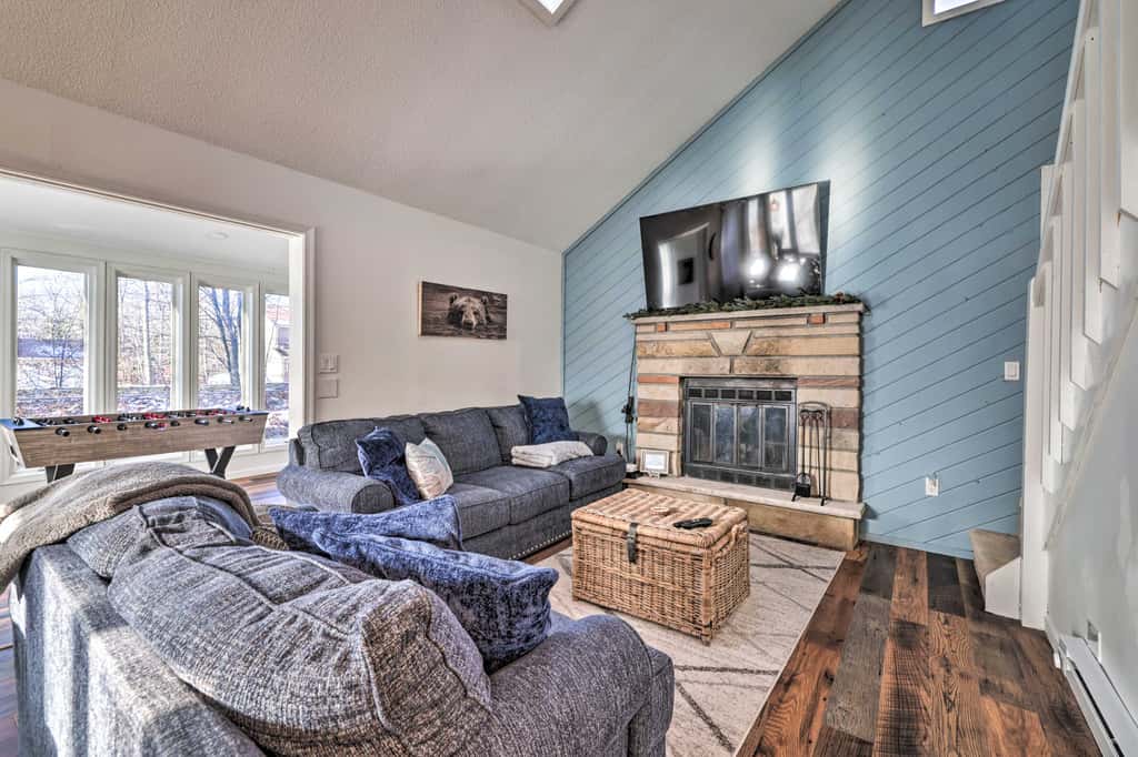 Hot Tub, Fire Pit & Game Room: Tobyhanna Home!