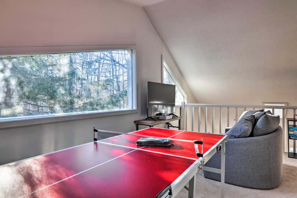 Hot Tub, Fire Pit & Game Room: Tobyhanna Home!