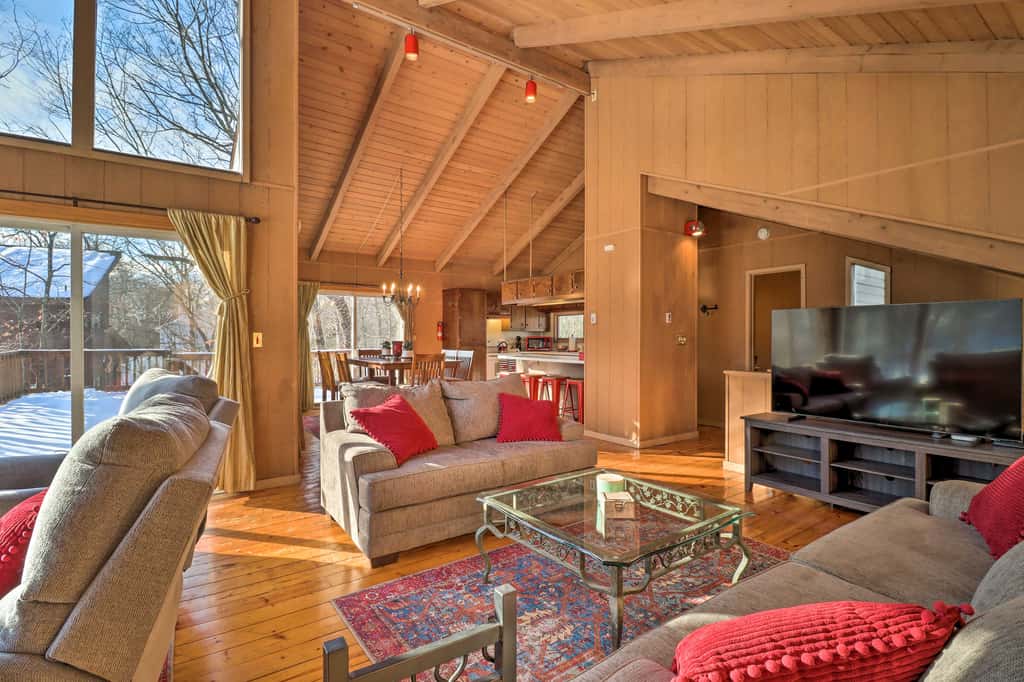 Fire Pit & Grill: Lakefront Poconos Cottage!