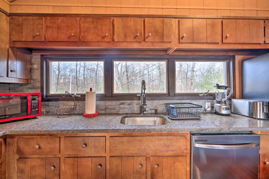 Fire Pit & Grill: Lakefront Poconos Cottage!