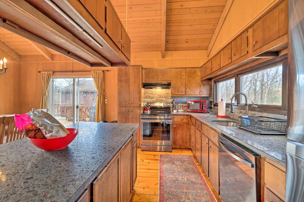 Fire Pit & Grill: Lakefront Poconos Cottage!
