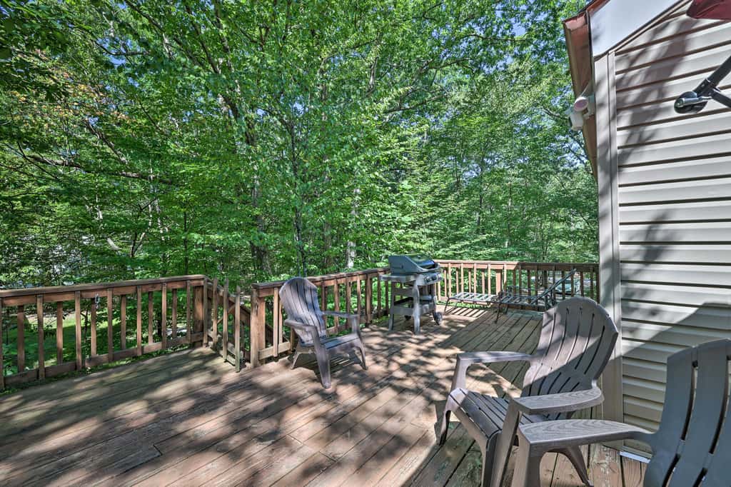Fire Pit & Grill: Lakefront Poconos Cottage!