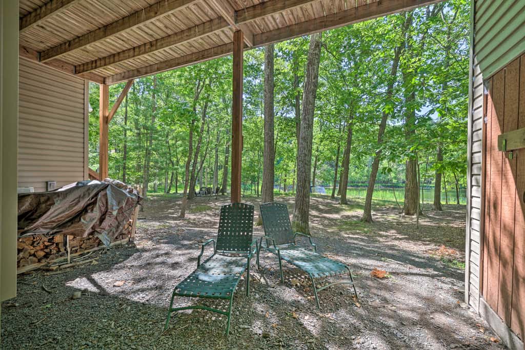 Fire Pit & Grill: Lakefront Poconos Cottage!
