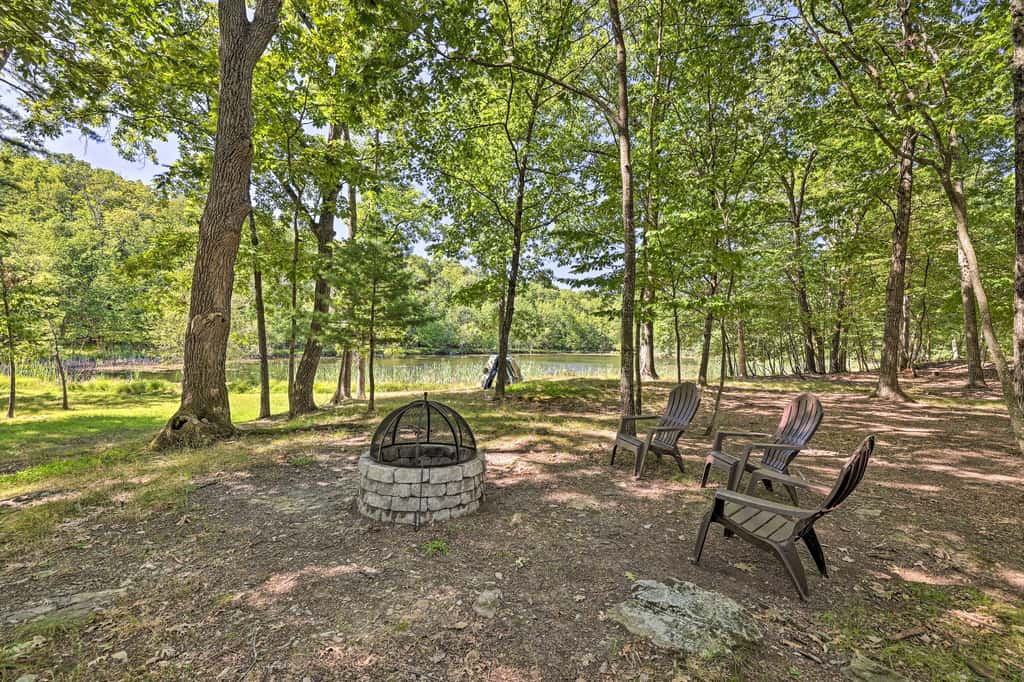 Fire Pit & Grill: Lakefront Poconos Cottage!