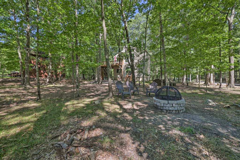 Fire Pit & Grill: Lakefront Poconos Cottage!