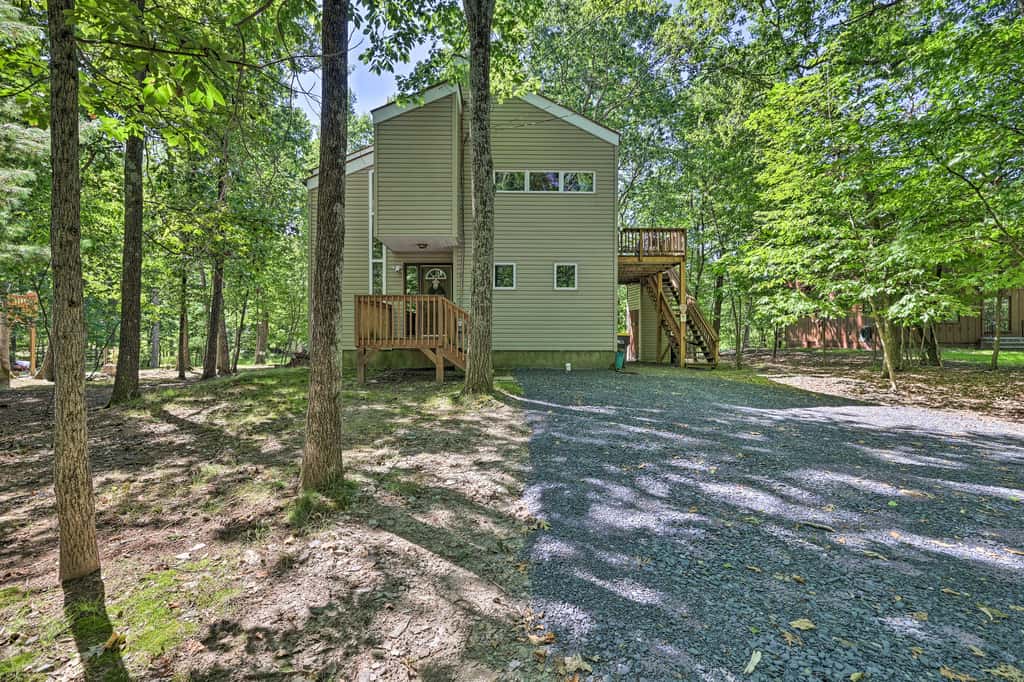 Fire Pit & Grill: Lakefront Poconos Cottage!