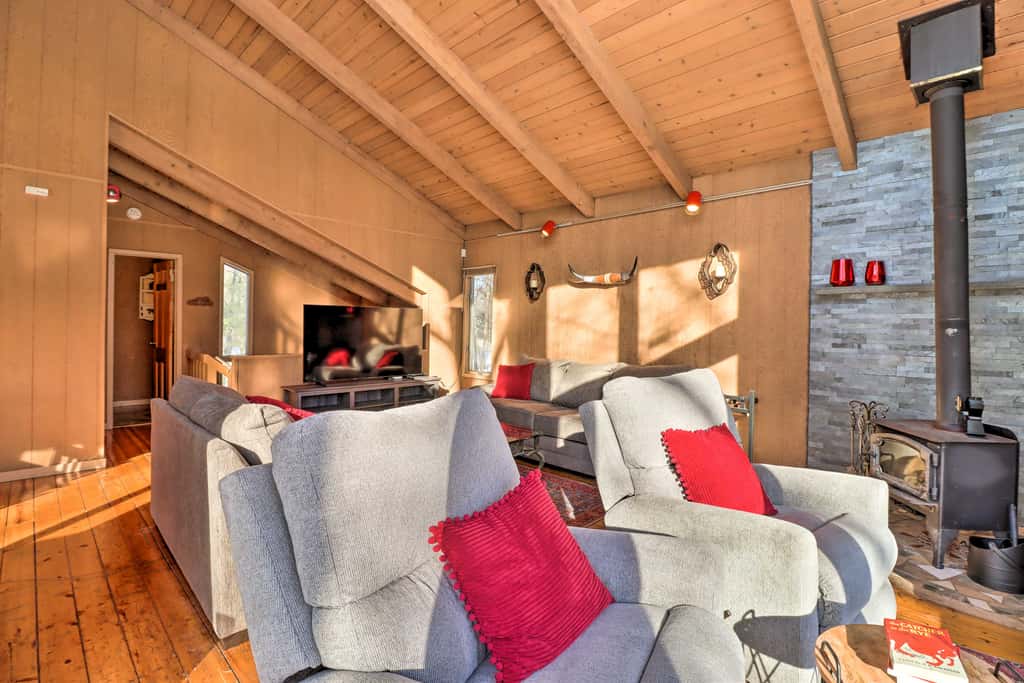 Fire Pit & Grill: Lakefront Poconos Cottage!