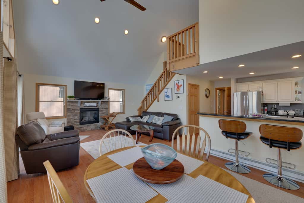 Large Deck + Resort Amenities: Lake Ariel Retreat
