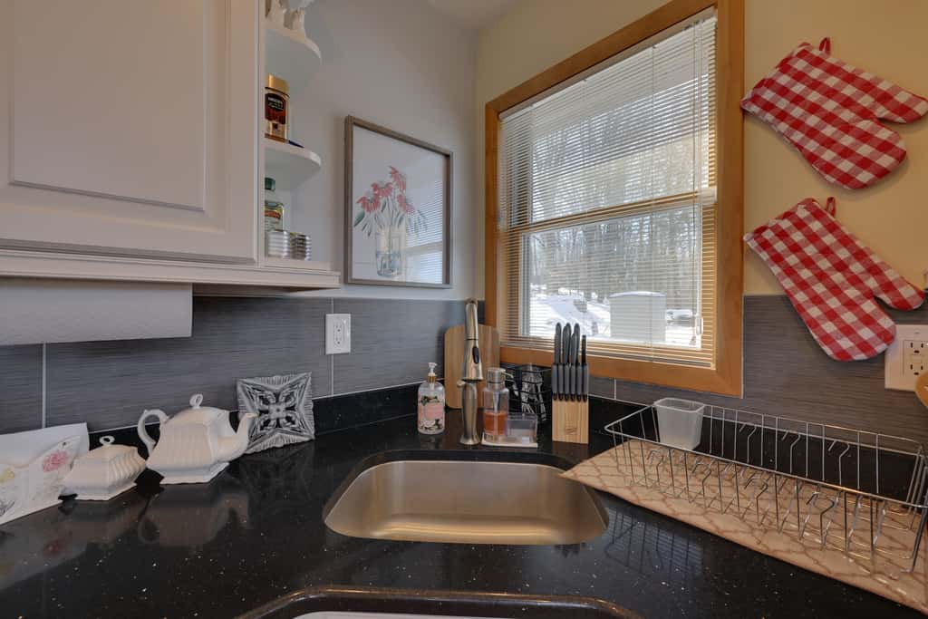 Large Deck + Resort Amenities: Lake Ariel Retreat