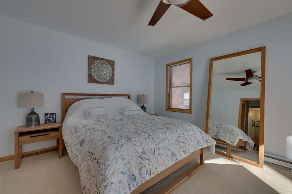 Large Deck + Resort Amenities: Lake Ariel Retreat