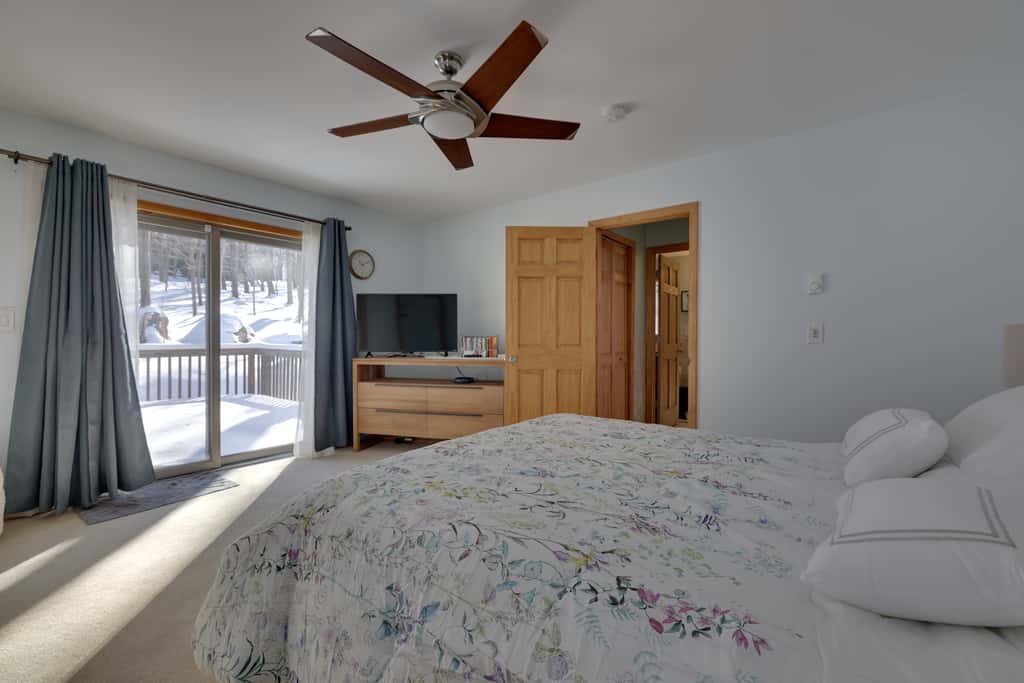 Large Deck + Resort Amenities: Lake Ariel Retreat