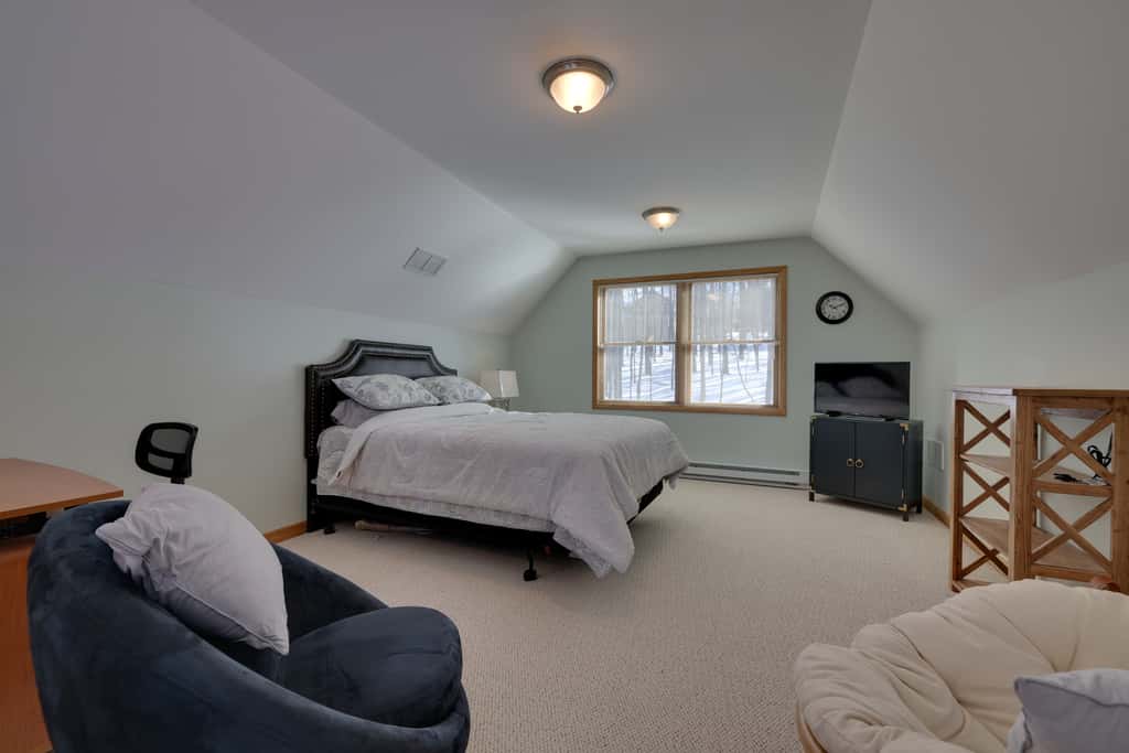 Large Deck + Resort Amenities: Lake Ariel Retreat