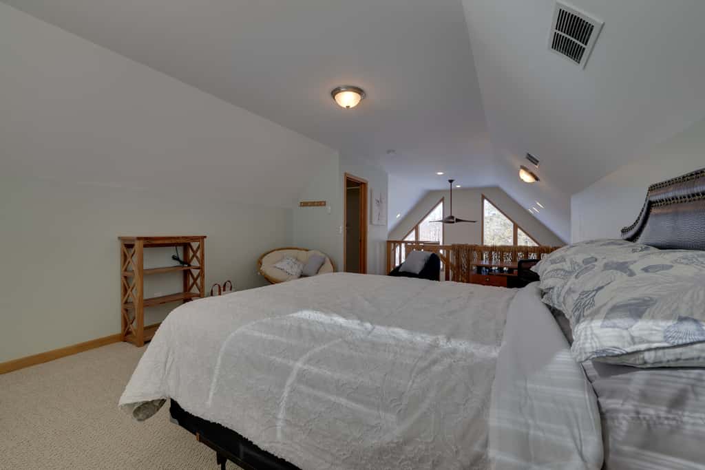 Large Deck + Resort Amenities: Lake Ariel Retreat