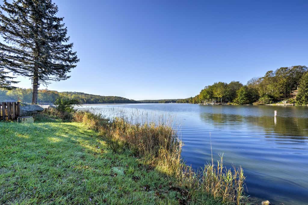 Large Deck + Resort Amenities: Lake Ariel Retreat