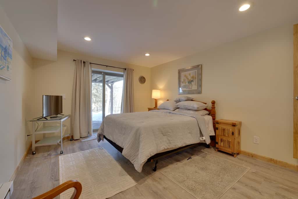Large Deck + Resort Amenities: Lake Ariel Retreat