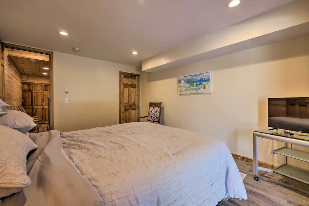 Large Deck + Resort Amenities: Lake Ariel Retreat