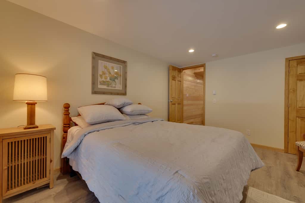 Large Deck + Resort Amenities: Lake Ariel Retreat