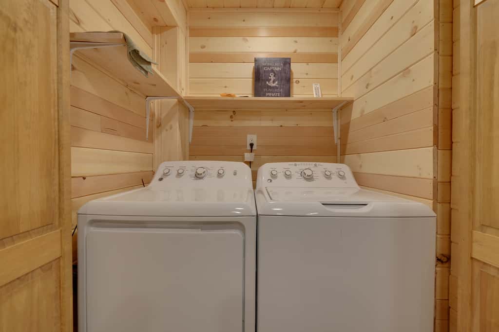 Large Deck + Resort Amenities: Lake Ariel Retreat