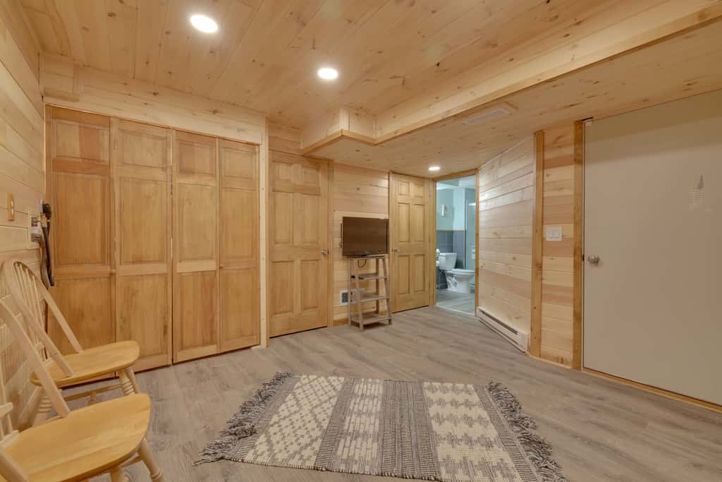 Large Deck + Resort Amenities: Lake Ariel Retreat
