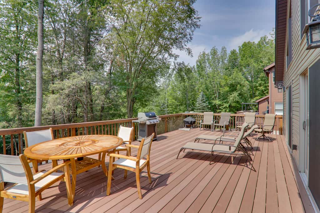 Large Deck + Resort Amenities: Lake Ariel Retreat